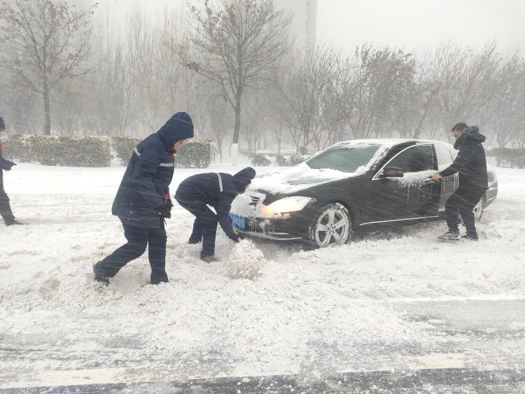 人保财险通辽市分公司积极应对暴雪天气