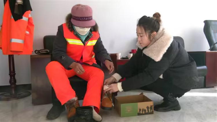 人保财险内蒙古乌兰察布市察右中旗支公司开展“新春送温暖 情系环卫工”暖心活动