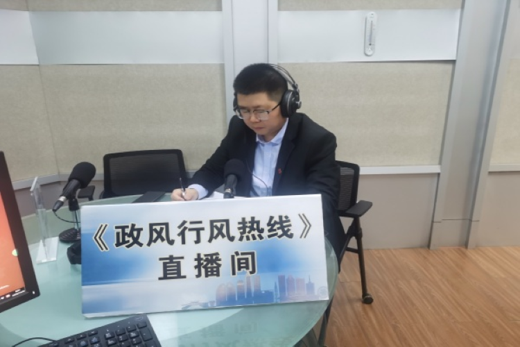 人保财险乌海市分公司与听众 共话惠民政策