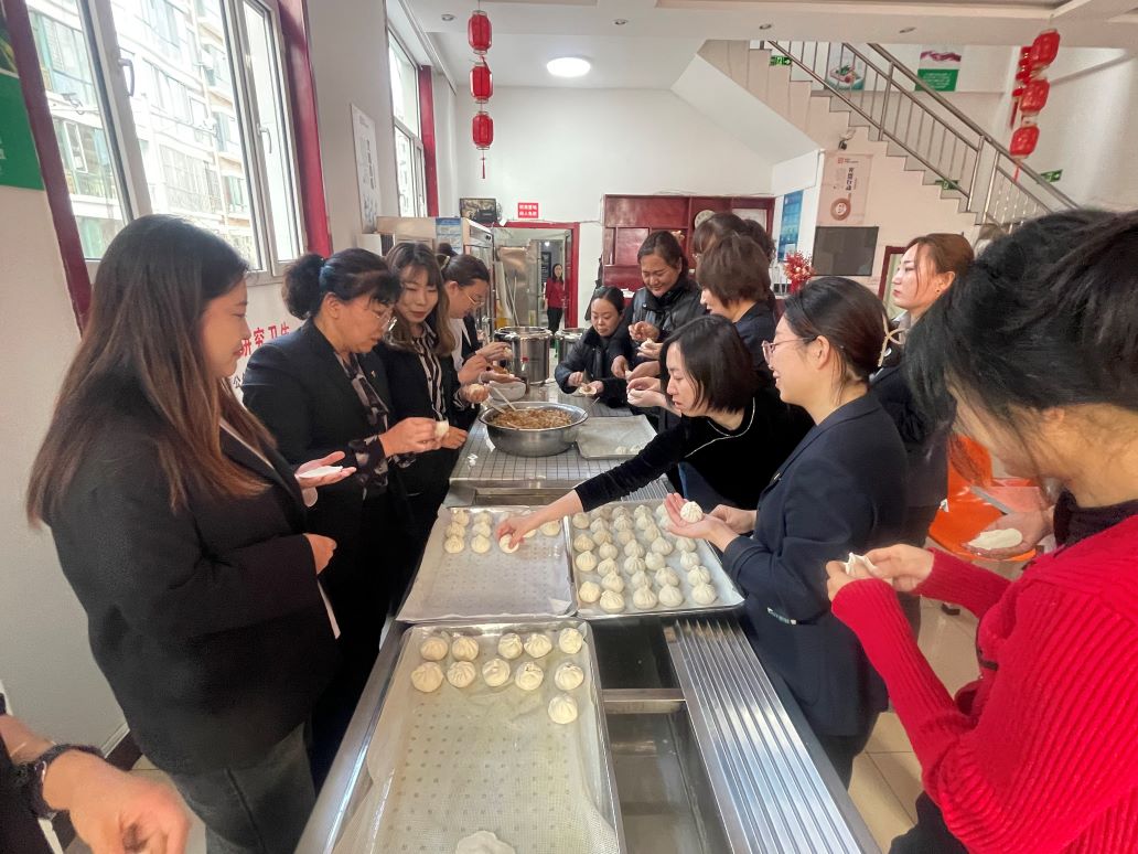 人保财险内蒙古呼和浩特市分公司：巾帼展风采 “包”香暖人心