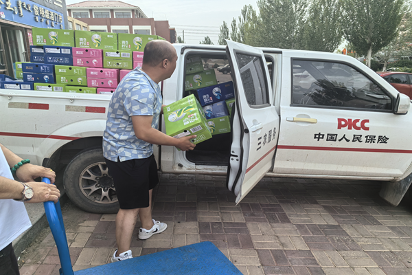 人保财险内蒙古包头固阳支公司开展关爱环卫工爱心活动