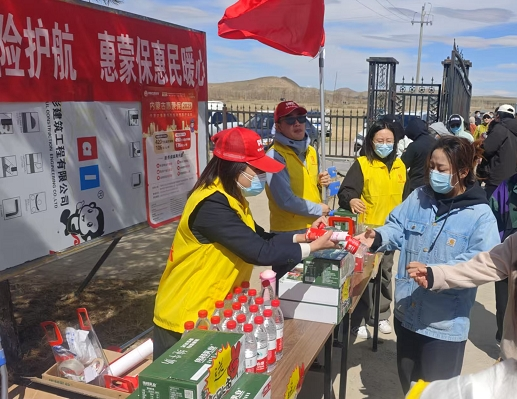 人保财险锡林郭勒盟分公司：青春徒步展担当，绿色行动护北疆