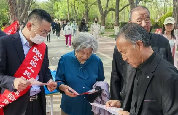 人保财险内蒙古乌海市分公司：惠民服务零距离！