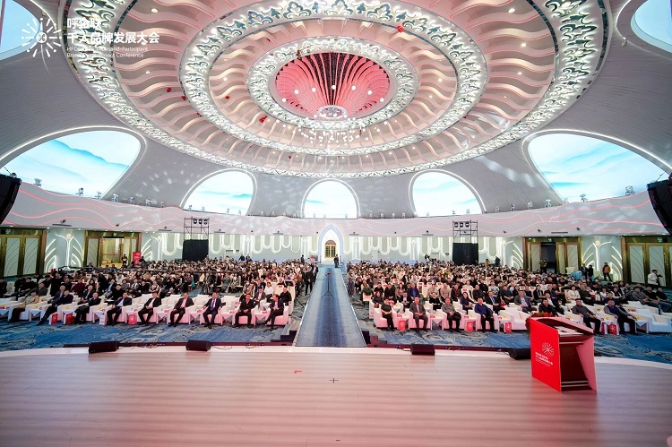 呼企联|2025千人品牌发展大会圆满落幕——千位企业家资源池汇聚，行业大咖共话创新未来