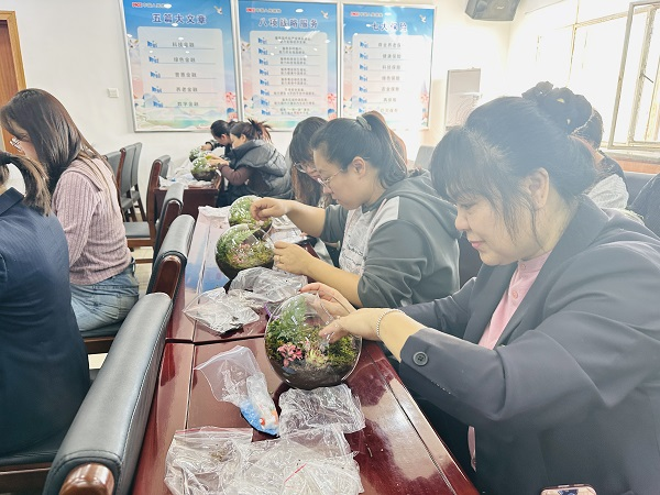 人保财险乌海市分公司开展妇女节微景观DIY活动