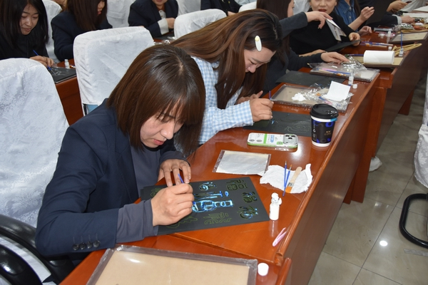 人保财险鄂尔多斯市分公司开展“她力量”妇女节手工DIY活动