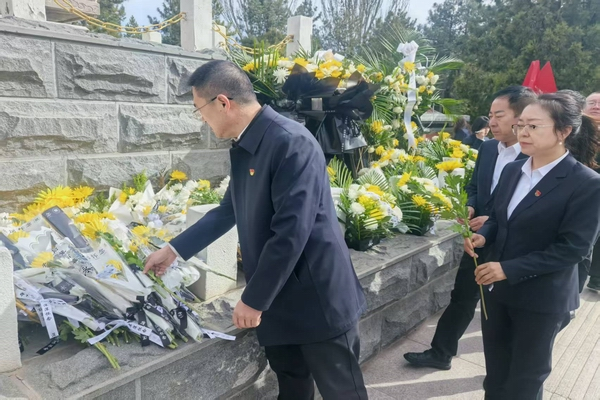 缅怀革命先烈 汲取奋进力量 ——人保财险鄂尔多斯东胜支公司开展清明节祭扫主题活动